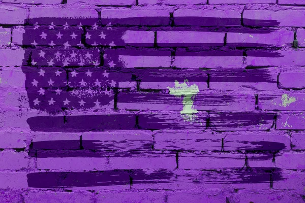 Vieja bandera untada y coloreada de América sobre un fondo de pared de ladrillo — Foto de Stock