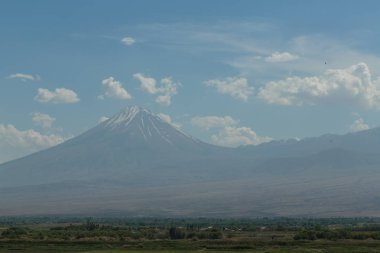 beyaz bulutlar içinde zarflı dağ ararat manzara
