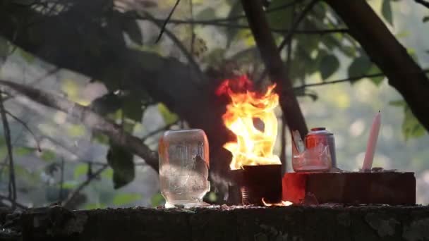 Preto e ferro jar queimaduras entre dois vidro e rachado vídeo em câmera lenta — Vídeo de Stock