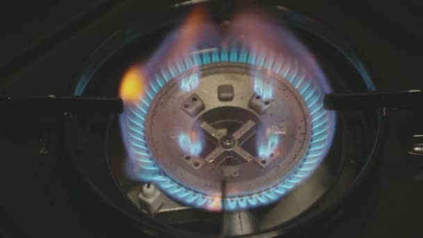 Estufa de gas portátil y portátil quema vídeo en cámara lenta — Vídeo de stock