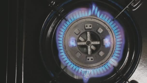 Přenosný a Přenosný plynový sporák se zapne a začne pálit pomalý pohyb videa — Stock video