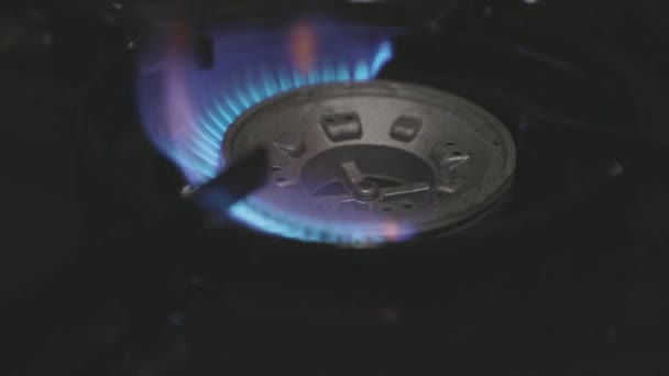 Estufa de gas portátil y portátil se enciende y comienza a grabar vídeo en cámara lenta — Vídeos de Stock