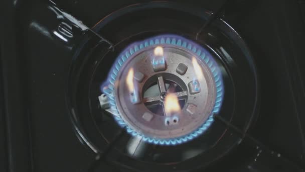 Přenosný a Přenosný plynový sporák hoří pomalý film — Stock video
