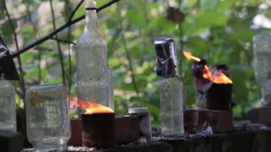 terk edilmiş bir binada cam ve ateş hedeflerine ateş