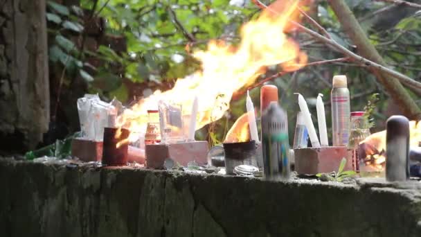 Tir sur des cibles de verre et de feu dans un bâtiment abandonné — Video