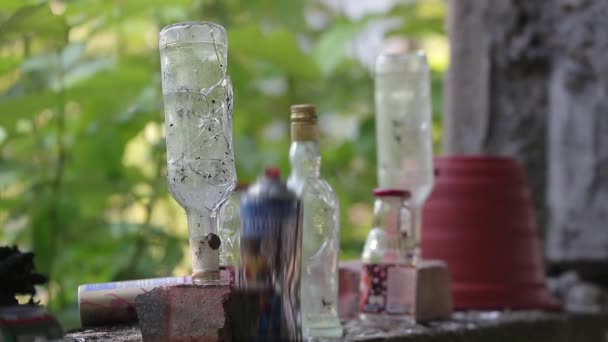 Schieten met glas doelen in een verlaten gebouw — Stockvideo