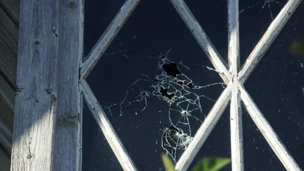 Proiettili perforare il vetro di una casa in legno vista esterna — Video Stock