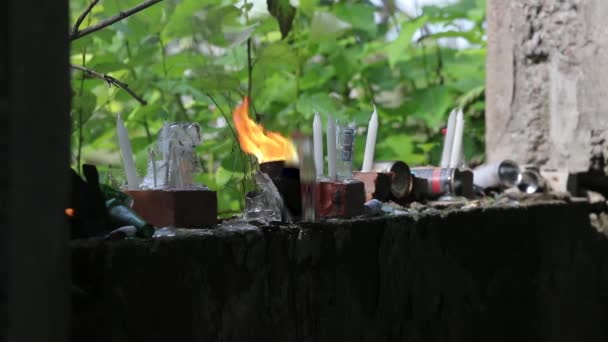 Schieten op glas en vuur doelen in een verlaten gebouw — Stockvideo