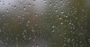 gündüz cam üzerinde yağmur damlaları