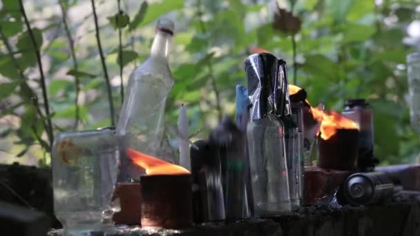 Tir sur des cibles de verre et de feu dans un bâtiment abandonné — Video