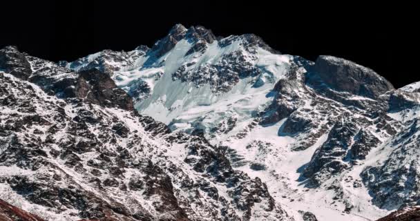 Montañas nevadas con nubes brillantes e inusuales — Vídeos de Stock