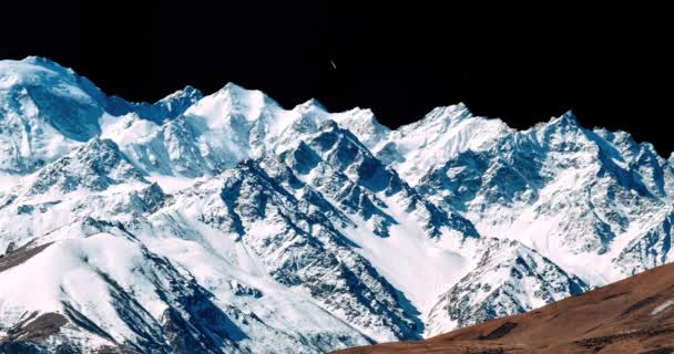 Montañas nevadas con nubes brillantes e inusuales — Vídeos de Stock