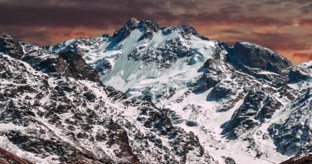 Χιονισμένα βουνά με φωτεινά και ασυνήθιστα σύννεφα — Αρχείο Βίντεο