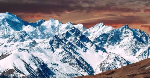 雪山与明亮和不寻常的云 — 图库视频影像