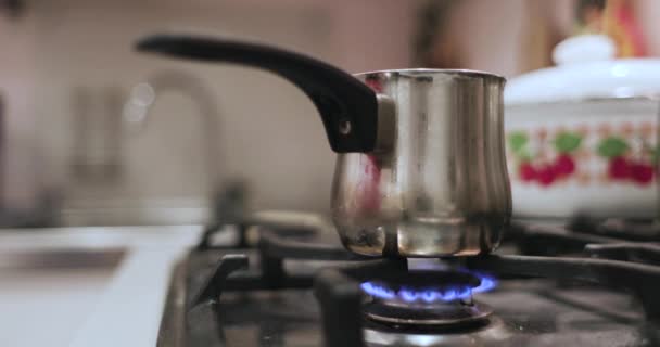 Kawa Turk, w którym Kawa jest warzona na kuchence gazowej — Wideo stockowe