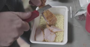 anında pişirme için erişte içine kesilmiş füme tavuk jambon
