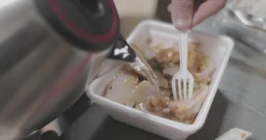 su ısıtıcısı kaynar su anlık erişte üzerine dökülür