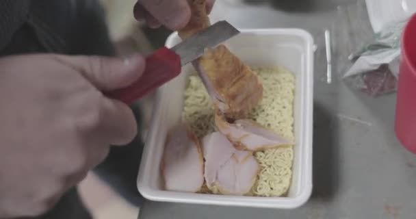 Jamón de pollo ahumado cortado en fideos para cocinar al instante — Vídeo de stock