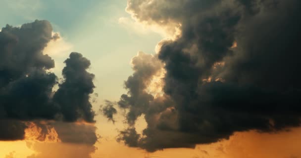 Nebe a klikaté mraky na podzimní videu 4k — Stock video