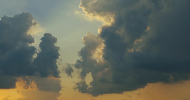 Cielo y nubes sinuosas en el video de otoño 4k — Vídeo de stock