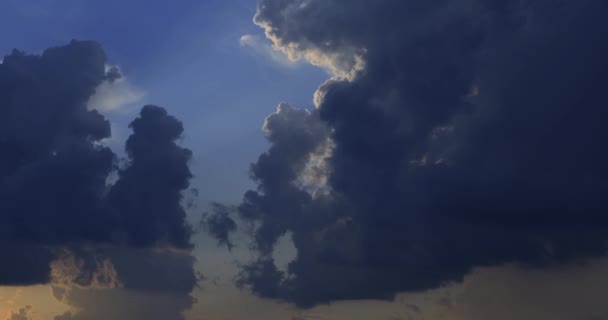 Céu e nuvens sinuosas no outono vídeo 4k — Vídeo de Stock