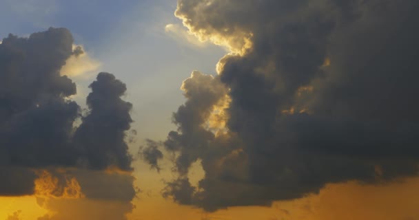 Cielo y nubes sinuosas en el video de otoño 4k — Vídeos de Stock