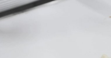 fırın konveyör üretimi. insanlar taze hamur ile çalışmak