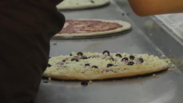 Cocinar pizza en un restaurante en la cocina — Vídeo de stock