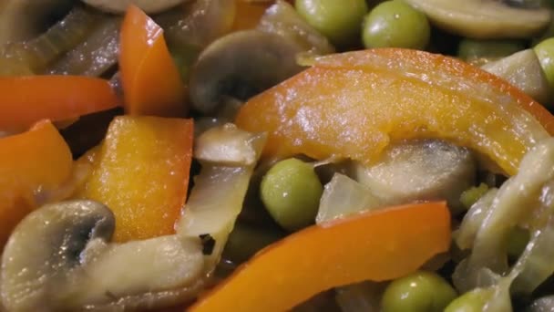 Hortalizas frescas con setas asadas en una sartén — Vídeo de stock