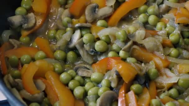 Verdure fresche con funghi che arrostiscono in una pentola — Video Stock