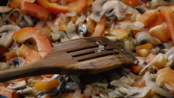 Verdure fresche con funghi che arrostiscono in una pentola — Video Stock