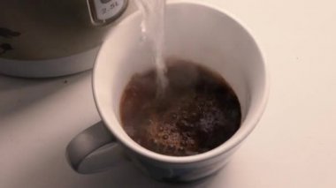 bir fincan süblimleşmiş hazır kahve demlemek