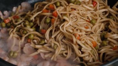 tavaya karides karıştırılmış tava.