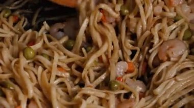 tavaya karides karıştırılmış tava.