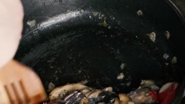 bir tavada kızartılanın patates ve sebze ile tavuk yumurtası
