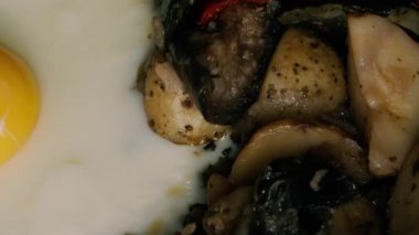 bir tavada kızartılanın patates ve sebze ile tavuk yumurtası
