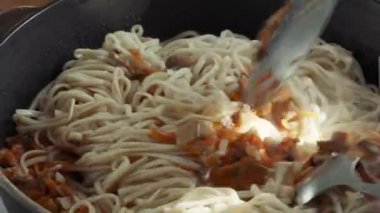 bir tavada sebze ile udon erişte
