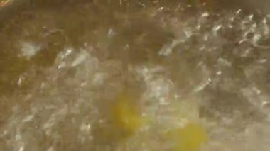 tencerede su yakın kaynar