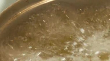 tencerede su yakın kaynar