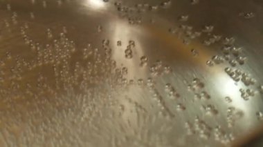 tencerede su yakın kaynar