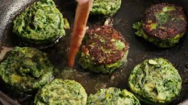 bir tavada kızartılmış yeşil sebzelerden yapılan vejetaryen pirzola