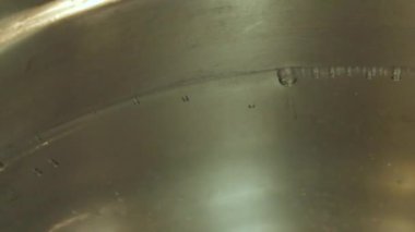 tencerede su yakın kaynar