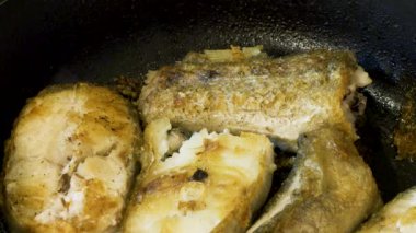 bir tavada yakın çekim morina balık ızgara