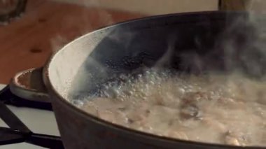 bir tavada mantar kaynatma