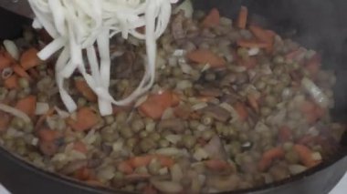 bir tavada sebze ile udon erişte
