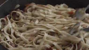 bir tavada sebze ile udon erişte