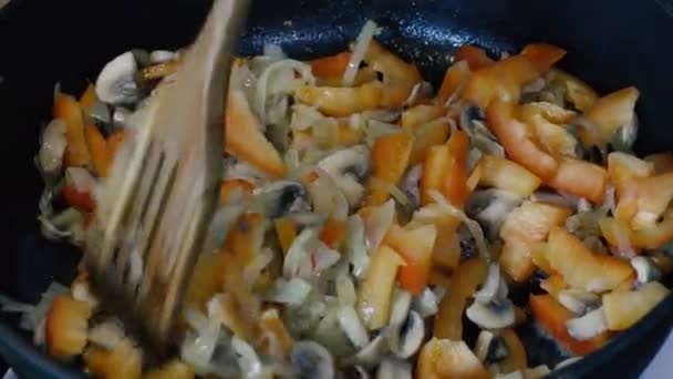 Свежие овощи с грибами, жарящимися на сковороде — стоковое видео