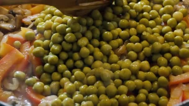 Hortalizas frescas con setas asadas en una sartén — Vídeo de stock
