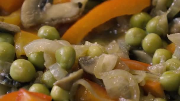 Свіжі овочі з грибами, що обсмажуються на сковороді — стокове відео