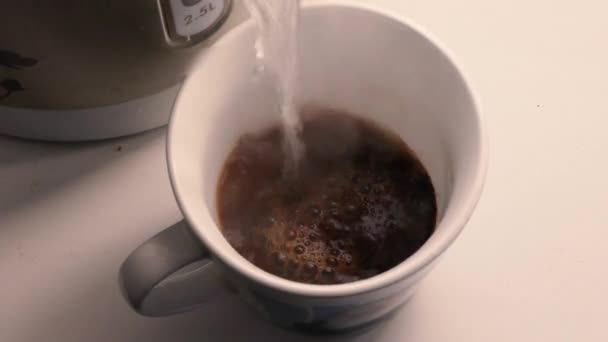 infusez du café instantané sublimé dans une tasse 